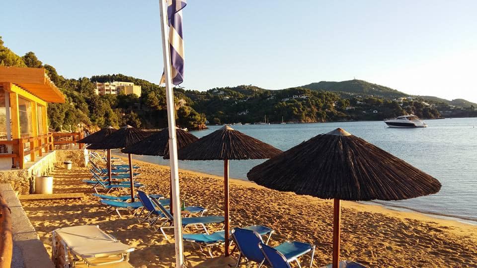 This image has an empty alt attribute; its file name is Kanapitsa-beach.jpg